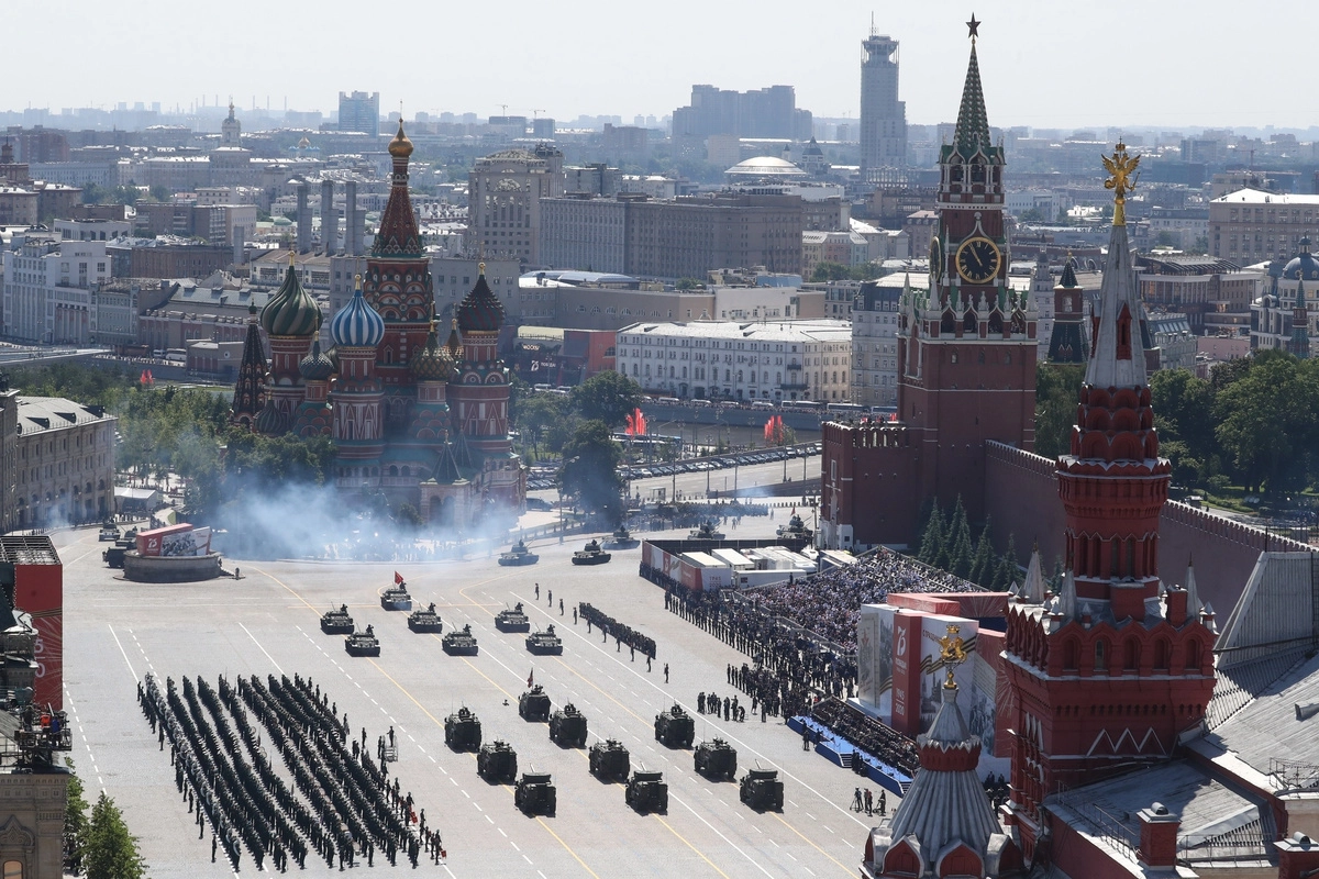 Механизированная колонна военной техники Механизированная колонна военной техники