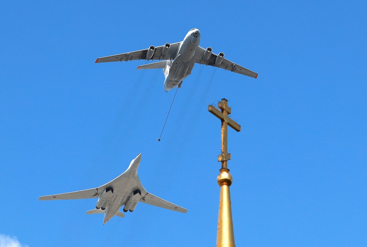 Самолет-топливозаправщик Ил-78 и стратегический бомбардировщик-ракетоносец Ту-160