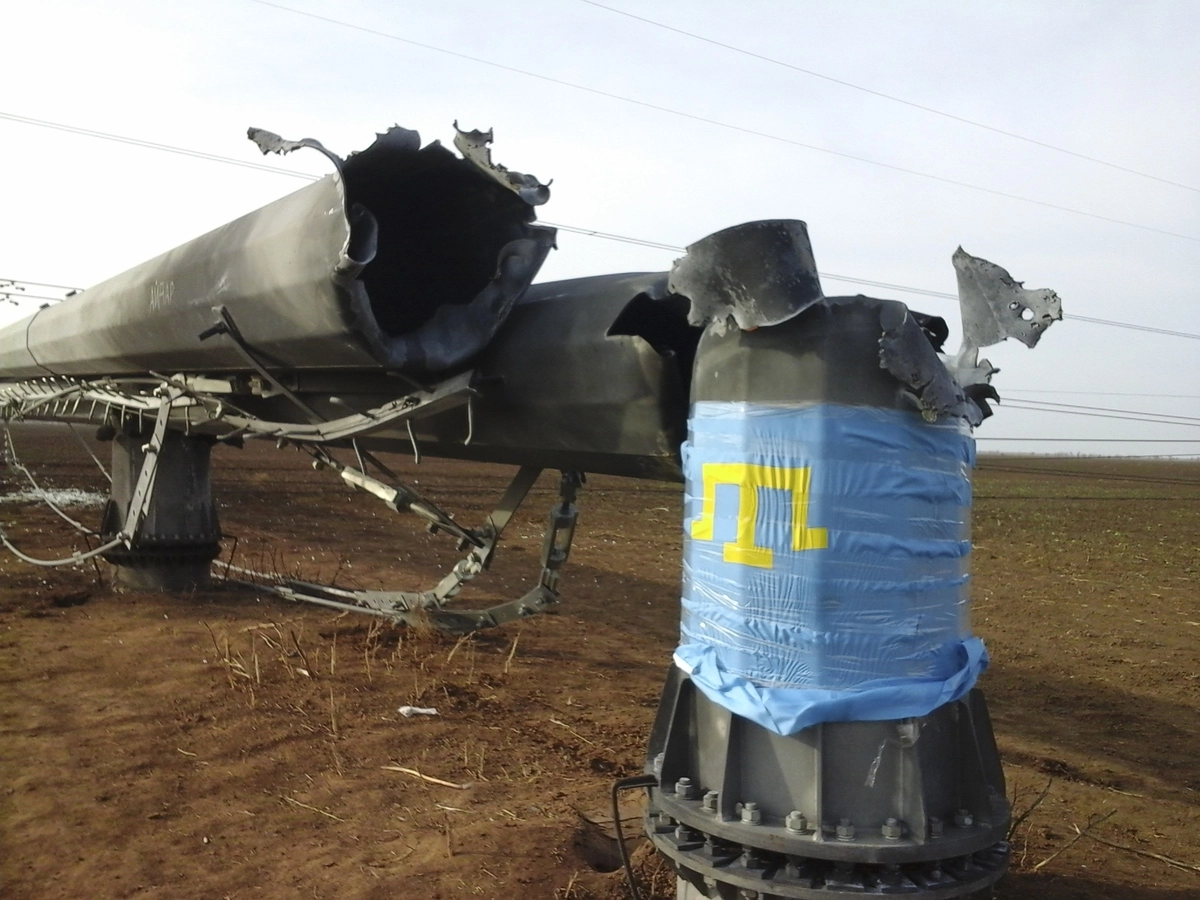 Украина. Херсонская область. 22 ноября 2015. Поврежденный взрывом участок электросети, передающий электроэнергию в Крым из Украины, в результате чего Крымский полуостров был полностью обесточен. На поврежденном участке флаг крымских татар.