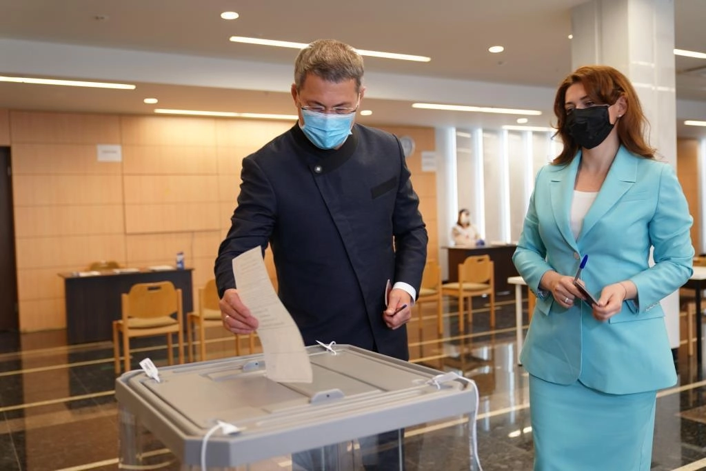 Радий Хабиров голосует по конституционным поправкам