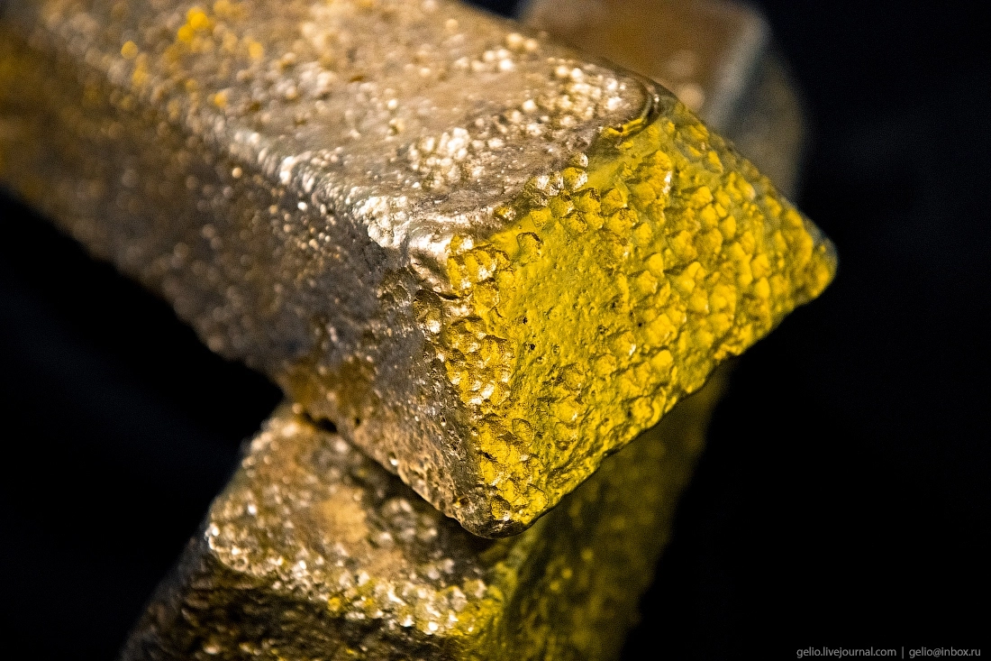 Золото с древности считалось показателем статуса и богатства. Сейчас применение металла не ограничивается ювелирными изделиями. Золото используют в промышленности, медицине. А ещё это надёжный инструмент для долгосрочных инвестиций. В золоте хранят деньги многие богатые люди планеты и целые государства.