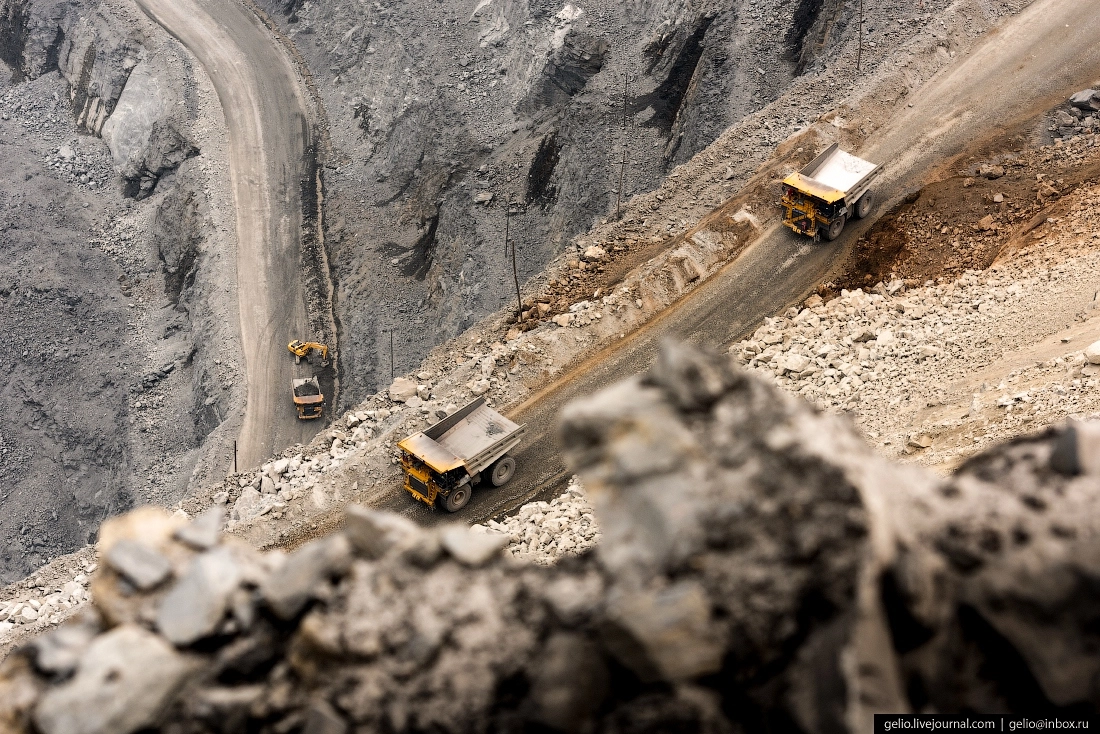 «Борта», то есть стены карьера, делают ступенчатыми. Высота таких уступов на Восточном достигает 30 метров. Чтобы добраться до подошвы Восточного, его нижней точки, техника преодолевает около 9 километров.