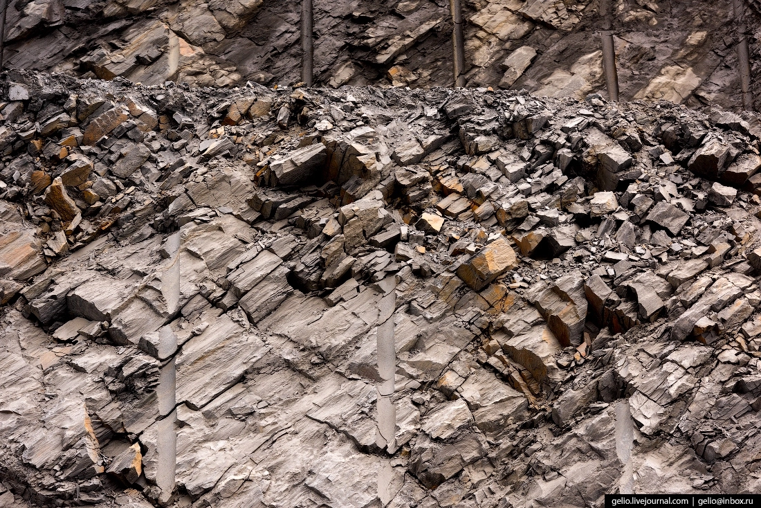 Производственные планы составляются после эксплуатационной разведки, которую проводят геологи. Они оценивают места залегания, объём руды и содержание золота на участках. Эти данные используются при формировании годового плана добычи.