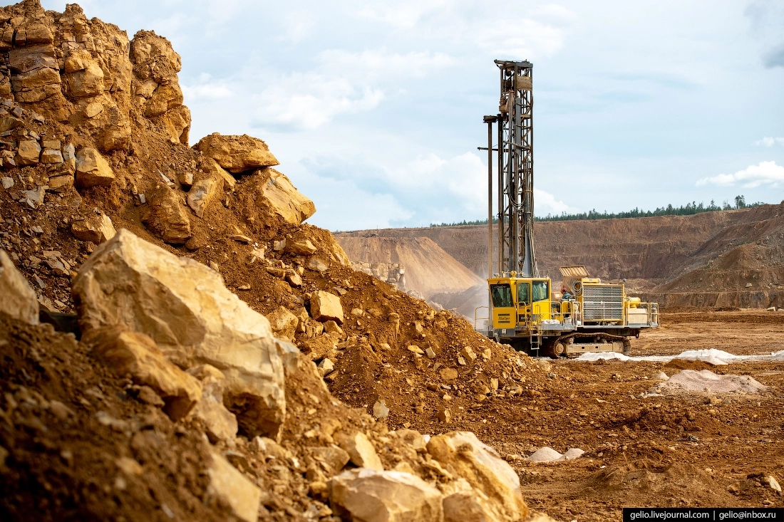 Одно из первых звеньев производственной цепочки в карьере — буровые установки. С их помощью делаются скважины, в которые потом закладывается взрывчатка. Взрывы необходимы для дробления скальных горных пород.