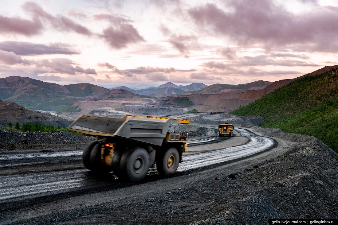 На месторождениях «Полюса» в основном используются карьерные самосвалы Caterpillar и Komatsu. Полезная нагрузка некоторых моделей такой техники — более 200 тонн.