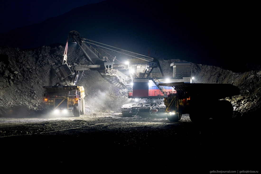 Работа карьеров идёт круглосуточно. На фото — экскаватор WK-35 загружает в кузов карьерного самосвала CAT 793D руду с горкой.