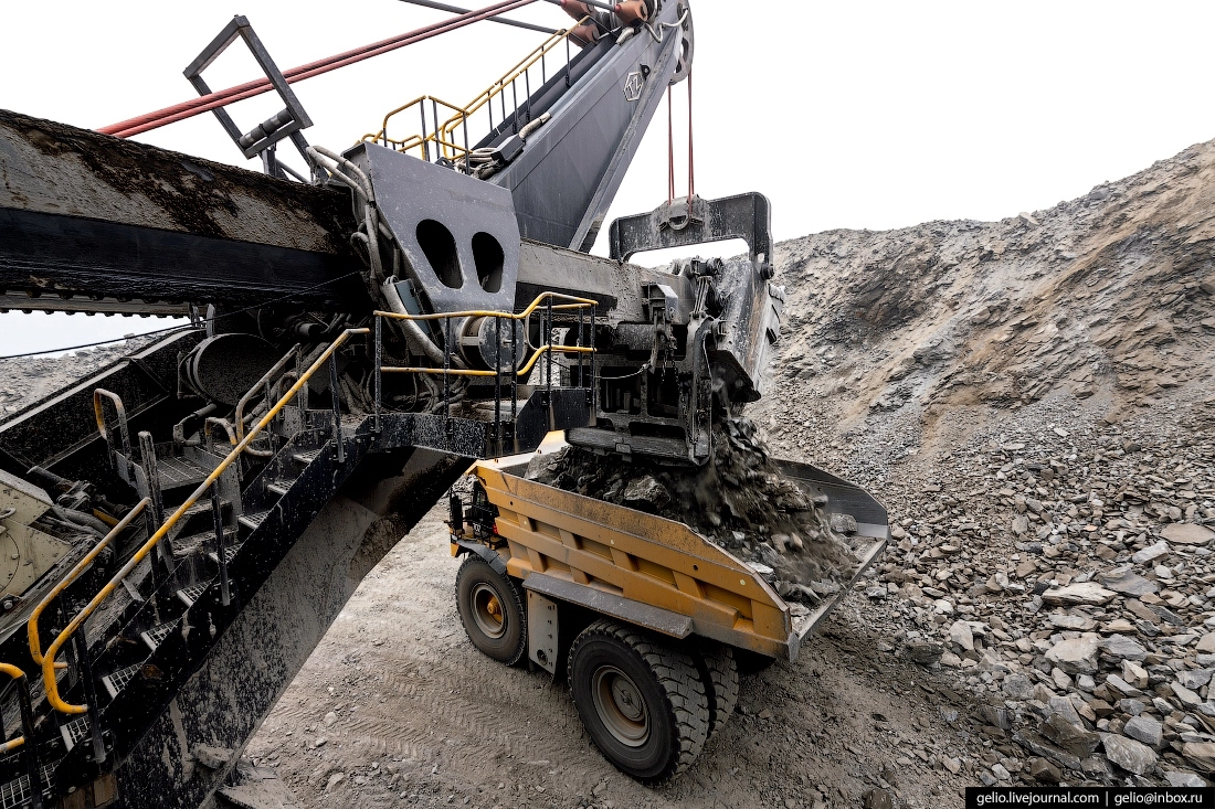 Длина стрелы такого экскаватора — более 17 метров. Такая техника может забирать породу с высоты 24 метров — это высота 6-этажного дома.