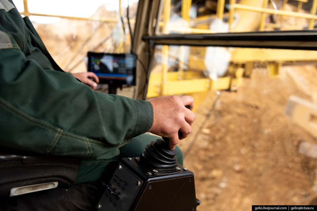 Оператор экскаватора контролирует массу руды в кузове самосвала в реальном времени при помощи цифрового табло.
