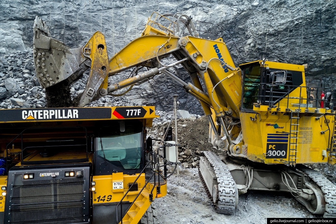 На Олимпиадинском месторождении в том числе работает управляемая удаленно связка «экскаватор – самосвал – бульдозер» — управление всей цепочкой осуществляется дистанционно, а в кабинах операторов и водителей нет.