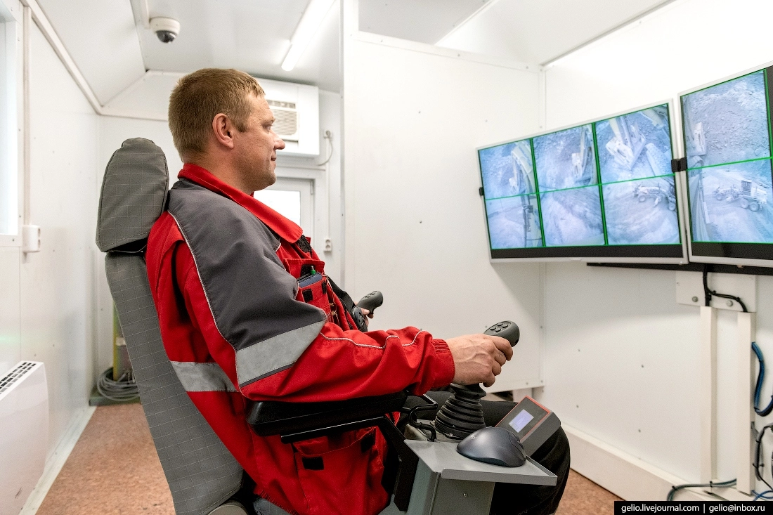 Управляется такая техника со специальной станции при помощи видеомониторов Дистанционное управление значительно снижает риски для сотрудников при работе в опасных зонах.