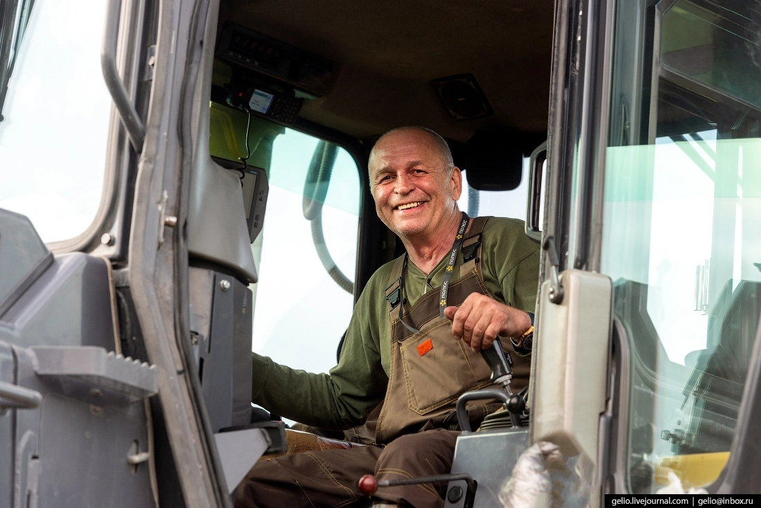 Персонал на большинстве активов работает вахтовым методом: 2 месяца на промплощадке, 1 месяц — отдых между вахтами. Работников селят в общежитиях на территории вахтового поселка. Всего в «Полюсе» работает более 20 000 сотрудников.