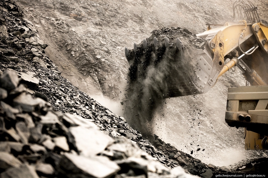 Ковш экскаватора Komatsu PC-4000 приехал на Колыму с завода в Японии. Сначала морем, потом его в разобранном виде везли до ГОКа на тралах 20 тяжелых тягачей. Собирали 400-тонный ковш 25 дней.