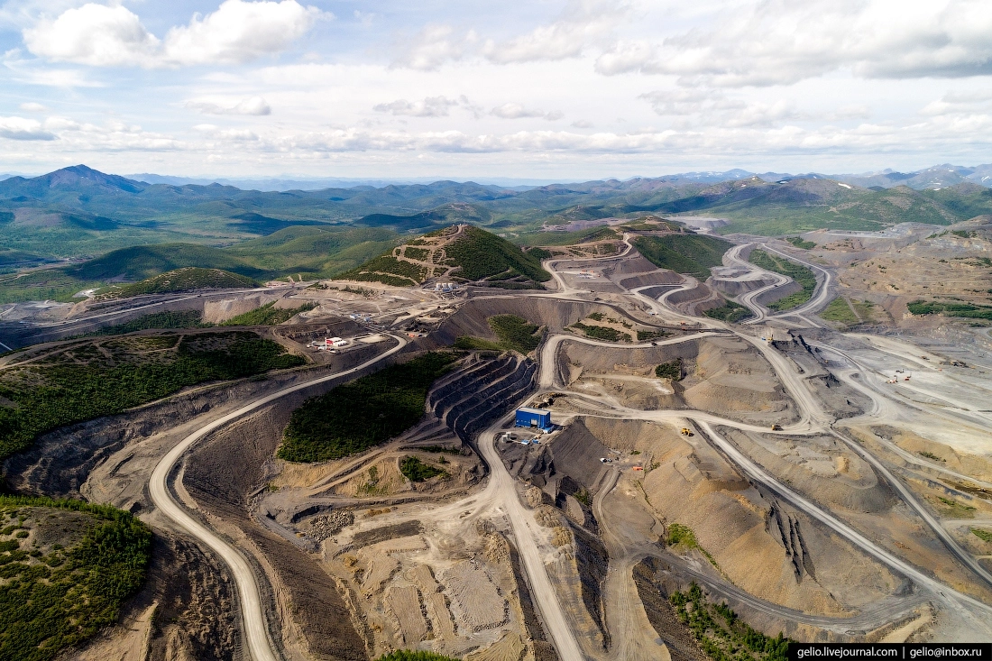 Наталкинский ГОК в Магаданской области оснащён уникальным рудным дробильно-конвейерным комплексом. Карьер и золотоизвлекательную фабрику соединяет тоннель, пробитый сквозь вечную мерзлоту и вулканическую породу.