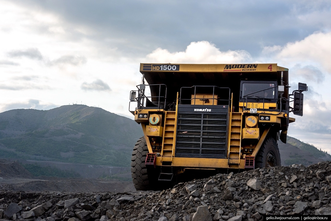 Для снижения аварийности многие самосвалы оборудованы четырьмя видеокамерами. Изображение передаётся в кабину на монитор, обеспечивая водителям обзор 360 градусов.