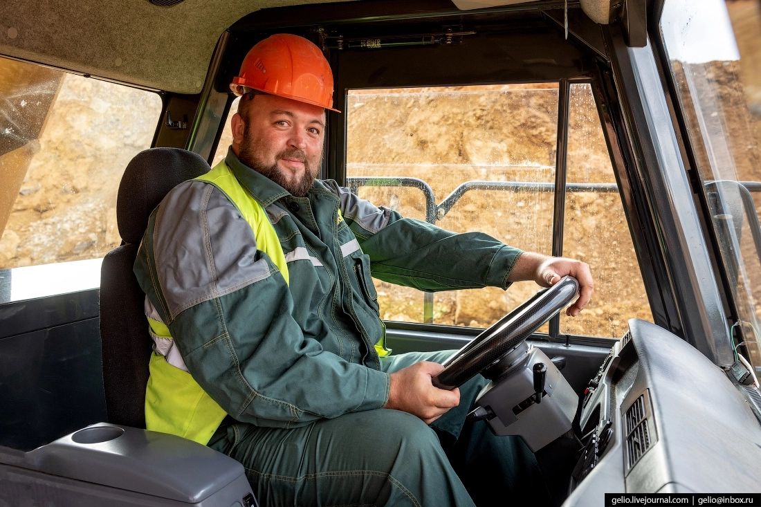 В горнотранспортном цехе Олимпиадинского ГОКа трудится более 1000 человек. Команда цеха доставляет руду на золотоизвлекательную фабрику, пустую породу — в отвалы, отвечает за сооружение и поддержание в нормативном состоянии технологических дорог.