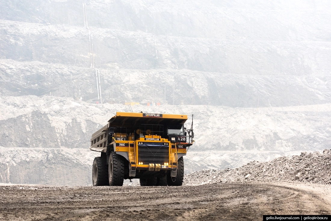 Чтобы заправить самосвал Caterpillar 785C, нужно 1893 литра топлива. Для сравнения: такого объёма хватило бы на то, чтобы полностью залить баки в 38 легковых автомобилях.