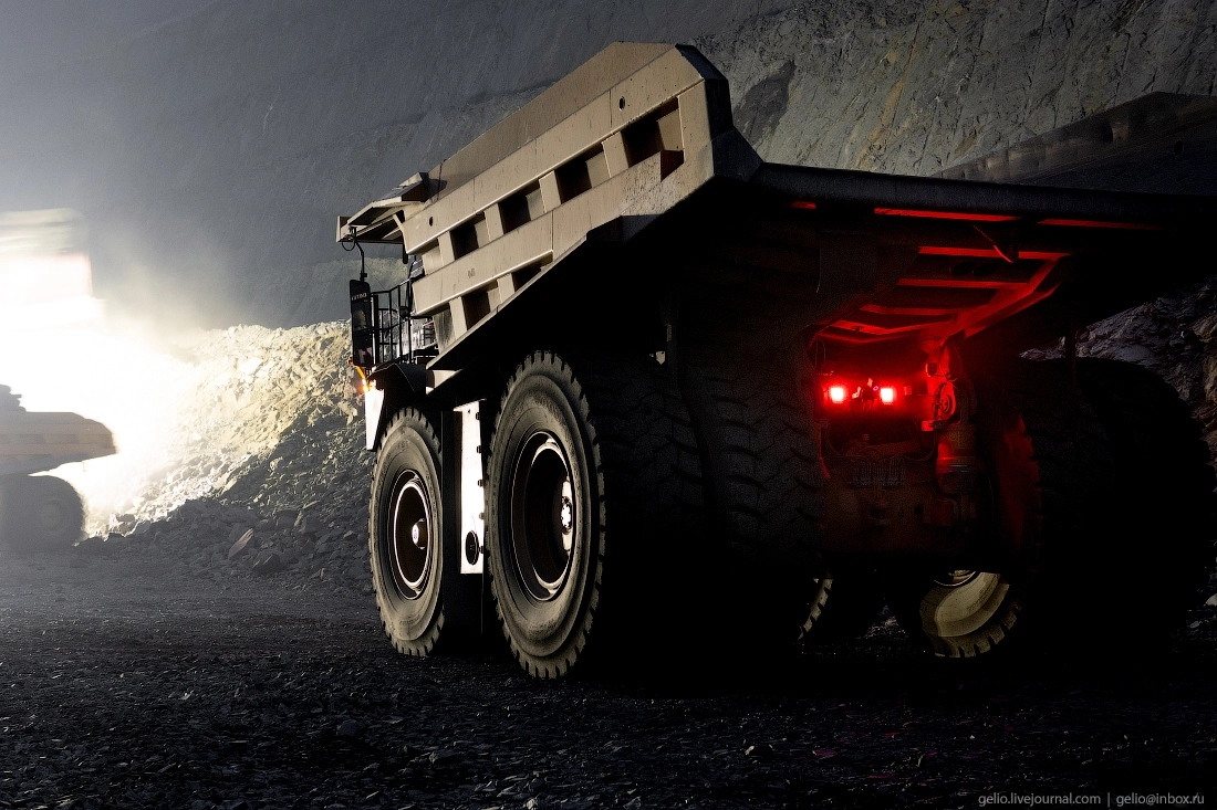 Для работы в ночную смену самосвалы в том числе оборудованы инфракрасными датчиками, которые помогают следить за положением техники на технологической дороге и избегать аварийных ситуаций. В кабине самосвалов тоже установлены системы мониторинга усталости - датчики отслеживают положение головы и глаз, при необходимости водителя будят звуковым сигналом и вибрацией сиденья. К ночным сменам допускаются только опытные сотрудники, отработавшие не менее года.