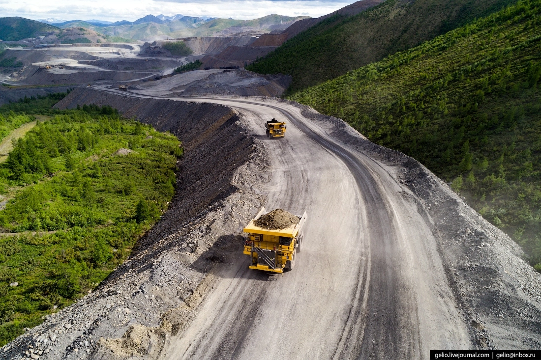 Масса самосвала Komatsu 830-E (он тоже используется на месторождениях «Полюса») при полной загрузке составляет около 386 тонн, а кузов вмещает до 147 кубометров руды массой более 200 тонн.