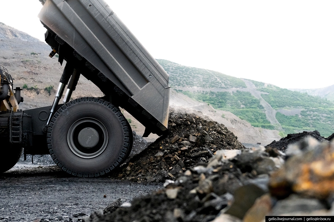 Гидравлические цилиндры автосамосвала Komatsu HD1500 поднимают кузов с 142 тоннами руды всего за 13,5 секунды.