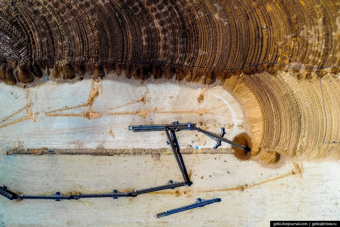 Один из методов переработки руды и извлечения золота — технология кучного выщелачивания. Измельчённую породу укладывают штабелями и орошают раствором с реагентами, которые растворяют золотые частицы. Чистый металл извлекают уже на золотоизвлекательной фабрике.