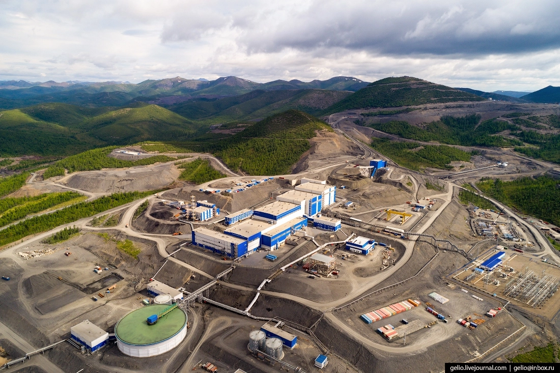 Золотоизвлекательная фабрика расположенного в Магаданской области Наталкинского ГОКа — одна из крупнейших в России с годовой мощностью около 10 миллионов тонн руды.