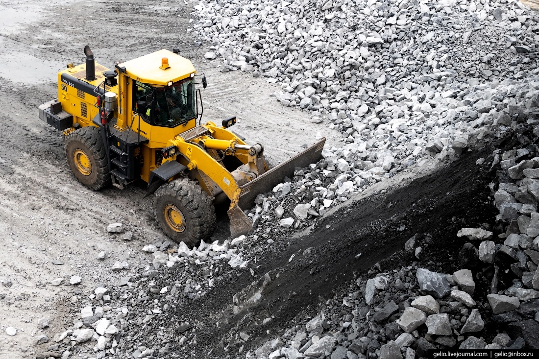 На рудном дворе хранится измельчённая руда. Её собирают экскаваторами и отправляют на дальнейшую обработку.