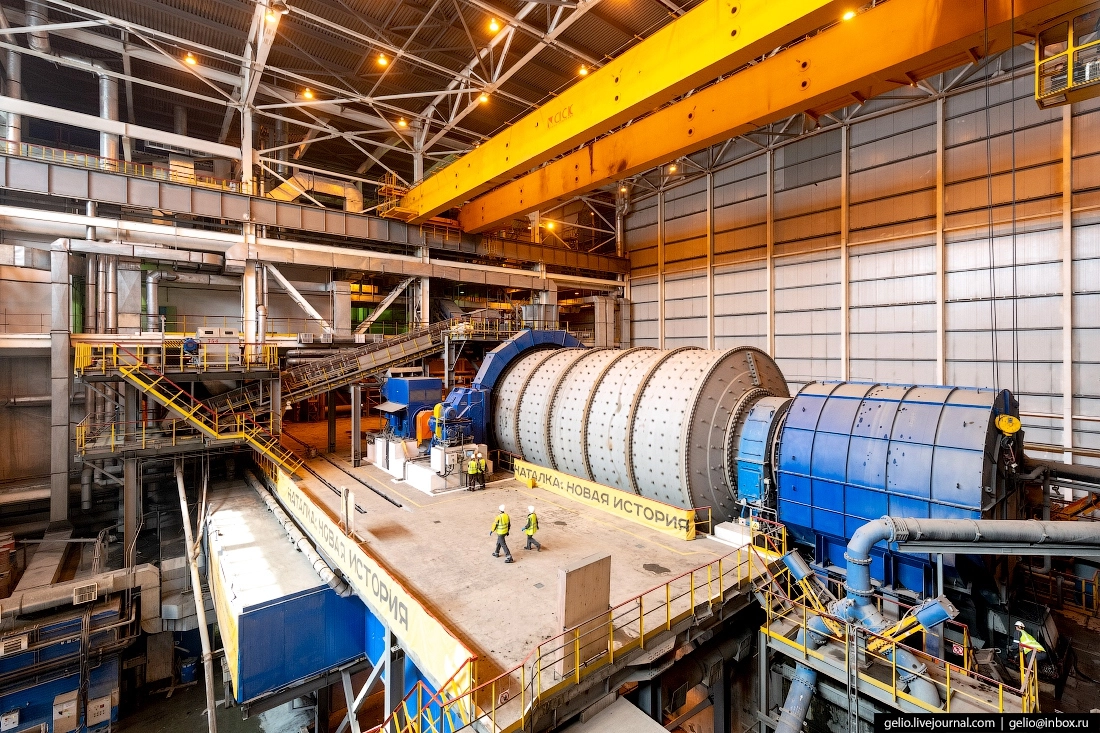 Руду измельчают на нескольких мельницах, включая МШЦ — мельнице шаровой с центральной загрузкой.