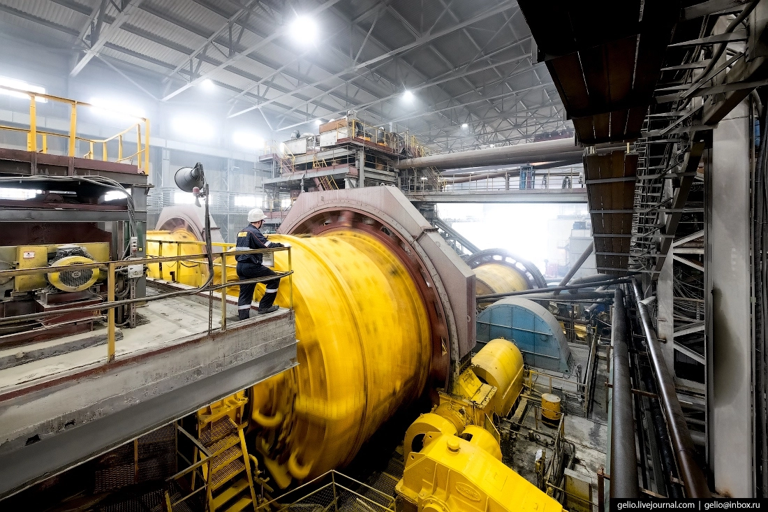 После доставки на фабрику руда измельчается на нескольких мельницах. Сначала руду превращают в камешки диаметром около 5 миллиметров, на следующем этапе — до порошка с размером частиц не больше 0,074 миллиметра.