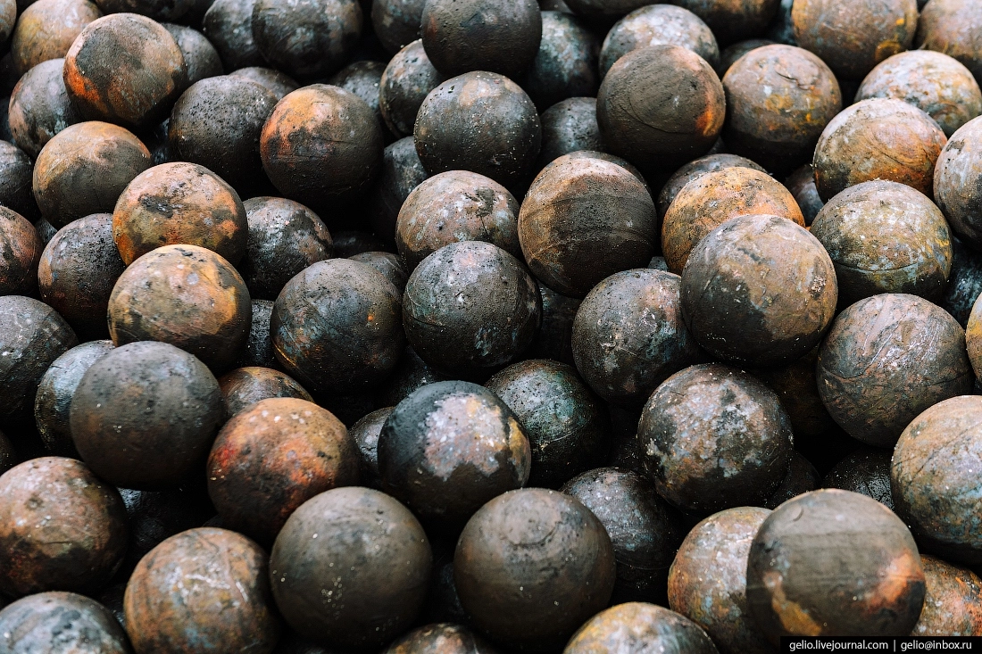 Так выглядят шары, которые в некоторых мельницах используют для измельчения руды. .За год работы фабрики Олимпиадинского ГОКа используют 25,5 миллиона таких шаров — по 69 700 штук в сутки.