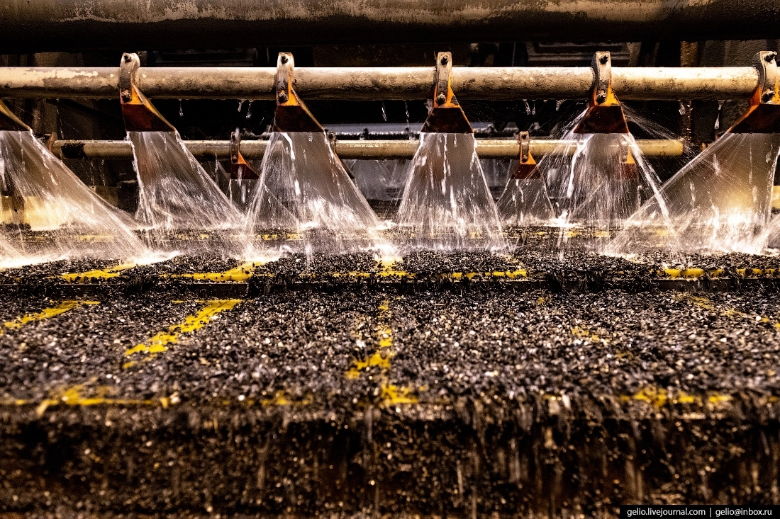 После мельниц руда проходит классификацию на грохотах. По сути это сито, которое позволяет разделять частицы по размеру.