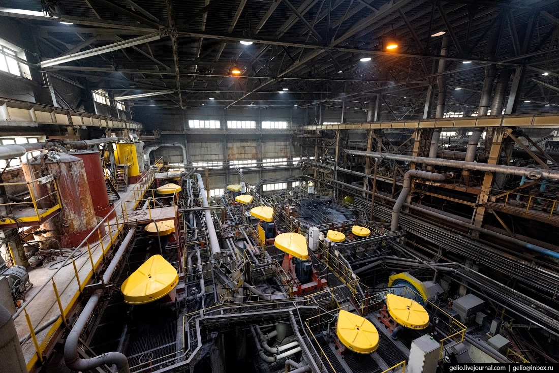 Измельчённая в порошок руда поступает в цех обогащения. На предприятиях «Полюса» оно осуществляется по гравитационной или флотационной схеме. На фото – как раз флотомашины. Также сейчас в компании активно внедряют флэш-флотацию.