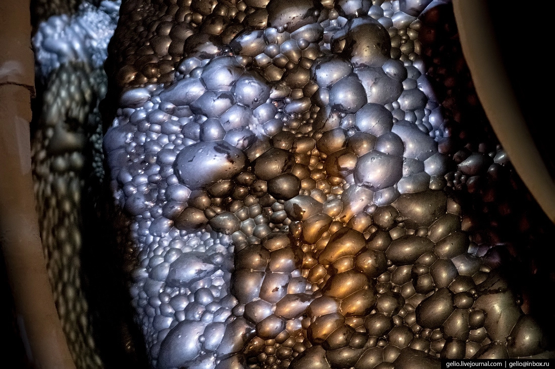 В ходе флотации измельченная в пыль руда смешивается с реагентами и водой. Содержащие золото сульфиды отделяются от породы и поднимаются на поверхность в виде пенного продукта.