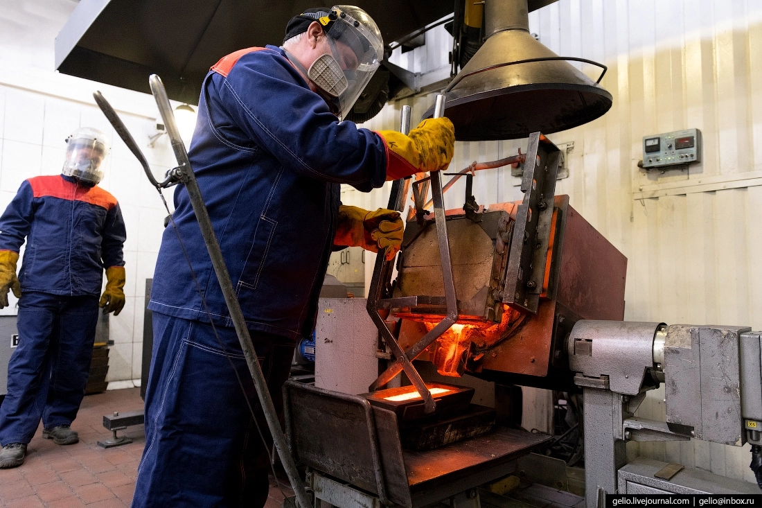 У небольшой плавильной печи работают щипцами. Золото – тяжелый металл, поэтому один небольшой на вид слиток может весить около 20 килограммов.