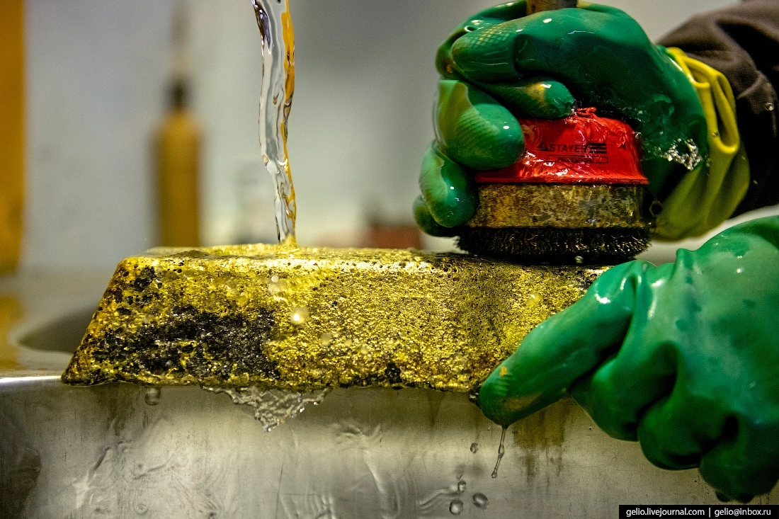 Сразу после выплавки слитки имеют чёрный цвет, а привычный золотистый отлив появляется после очистки. Часто слиток получается пористым из-за возникающих при выплавке пузырьков газа.