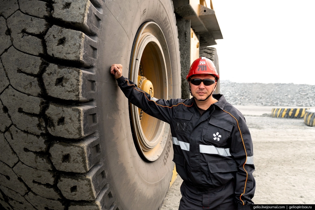 Диаметр колеса — больше 3 метров, глубина протектора — до 9 сантиметров.