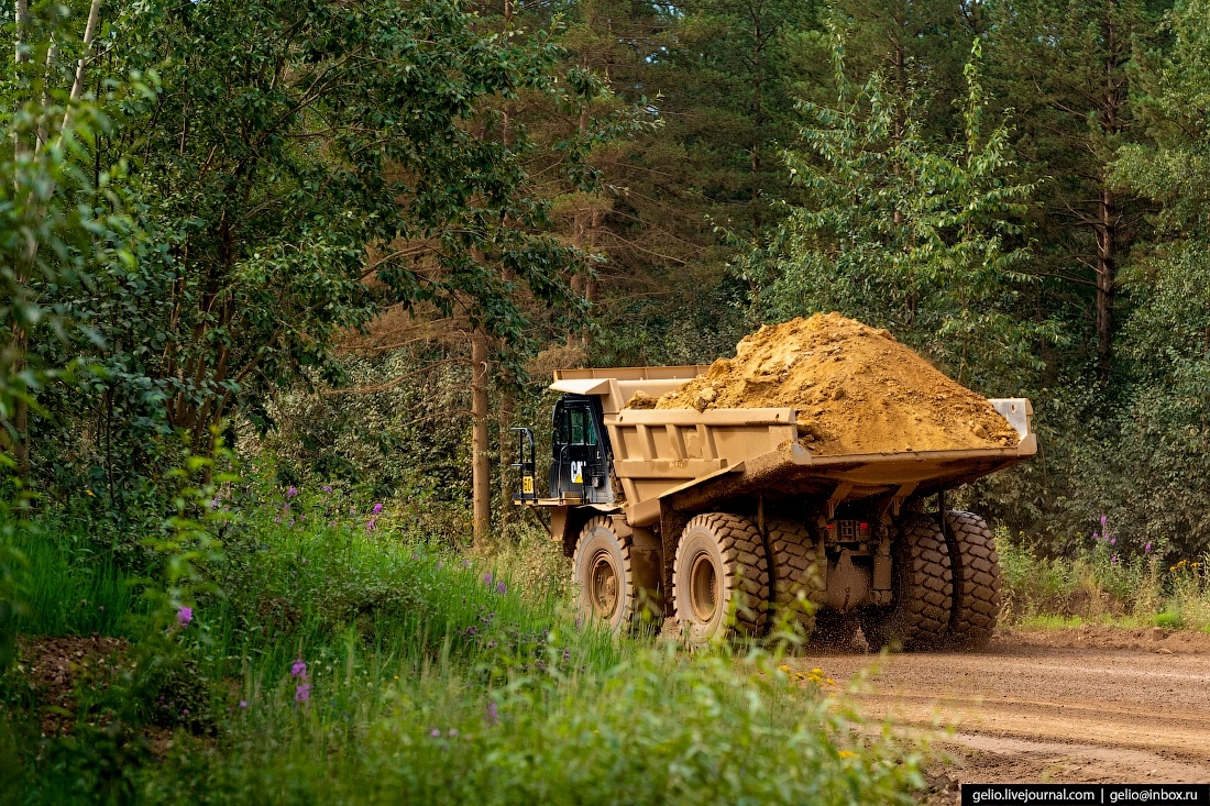 Посреди тайги проложены километры технологических дорог. Ездит по ним только карьерная техника.