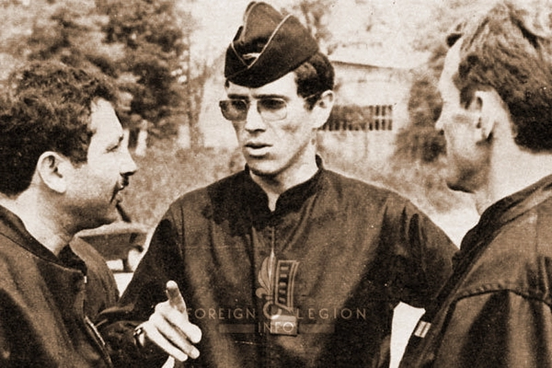 Лейтенант Кристиан Пруто (в центре)
