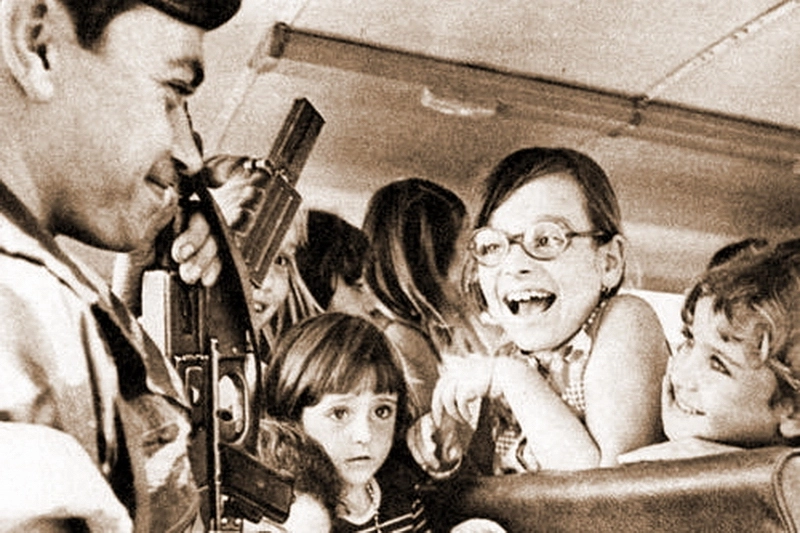 В последующем автобусы с детьми сопровождали французские военные