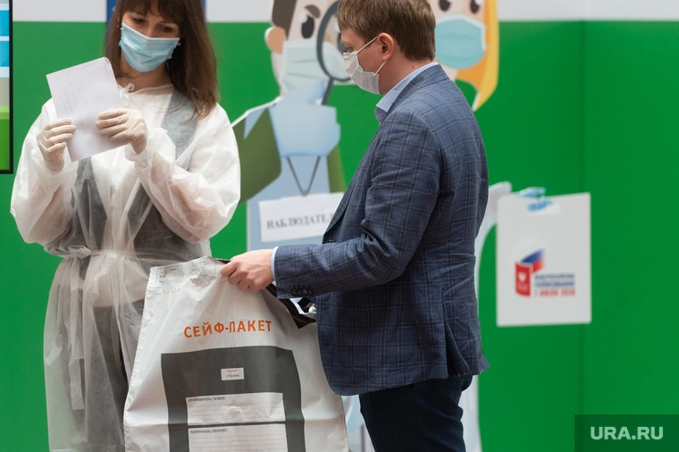 Потоки входящих на участок и покидающих его будут полностью разведены, кабинки для голосования разместят возле стен таким образом, чтобы участники голосования с ними не контактировали, шторки использоваться не будут