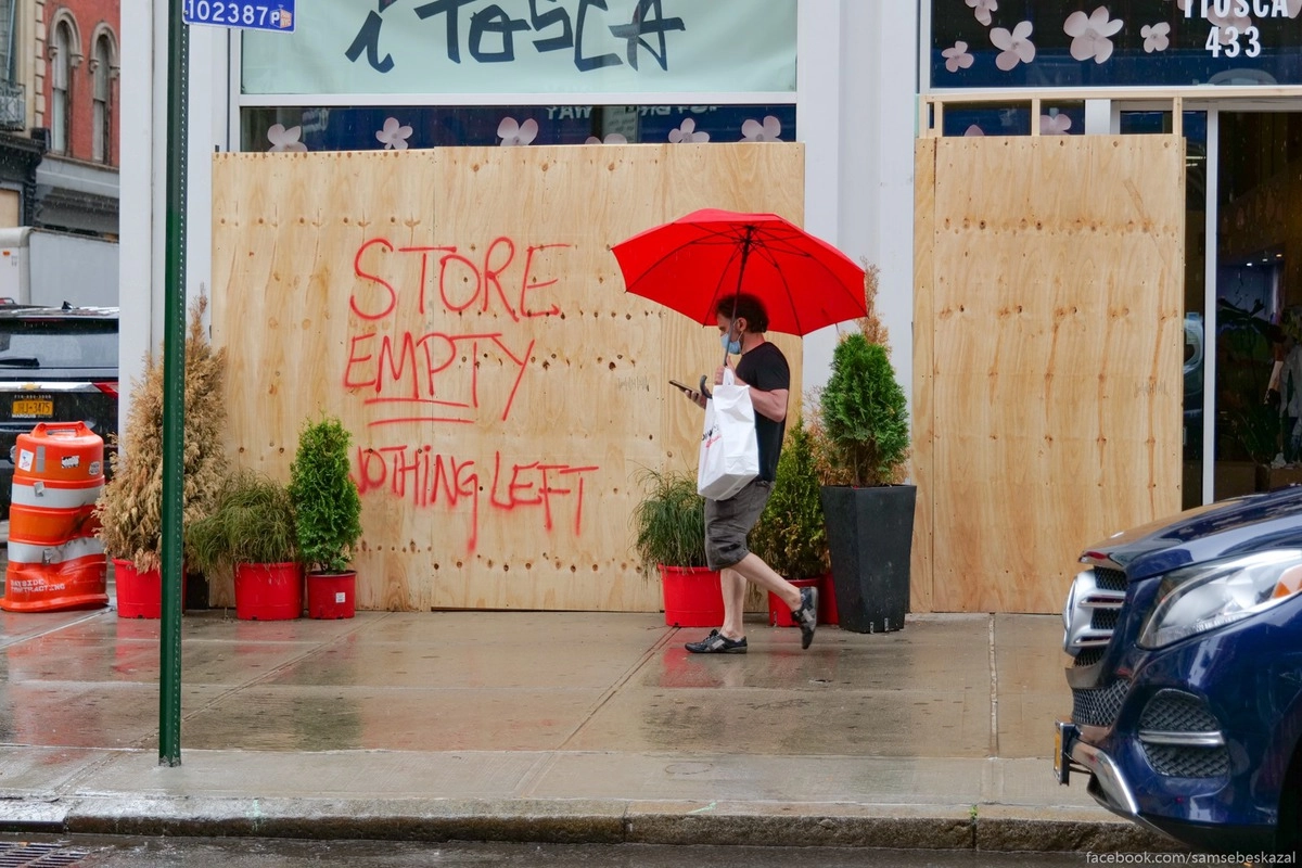 1. Витрина на Бродвее с надписью 