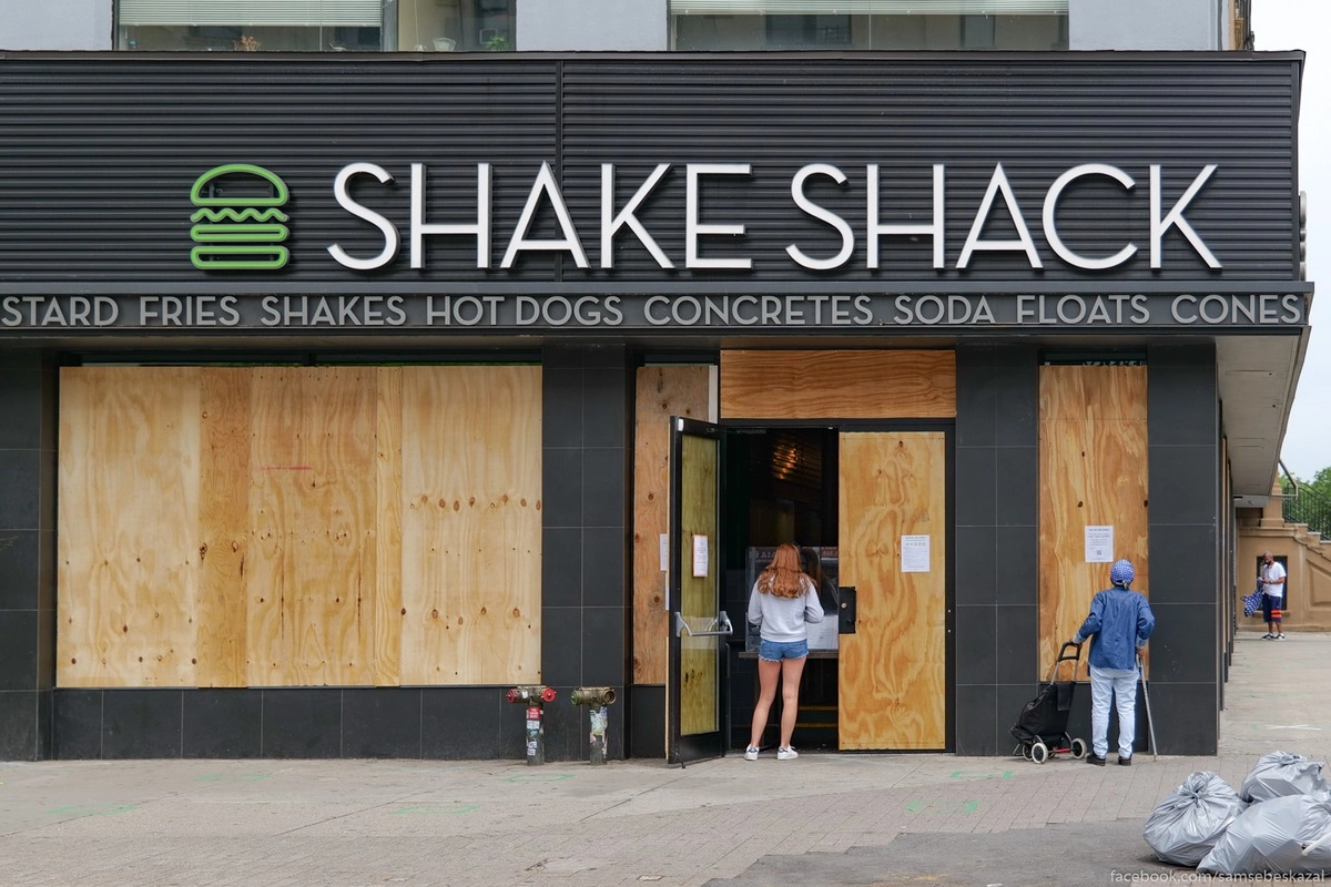 2. Витрины заколачивают по всему Манхэттену, но чем севернее, тем заколоченного меньше. На фото работающий Шэйк-шак в Морнингсайд-Хайт.