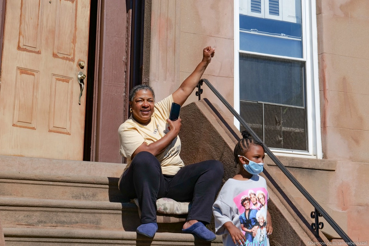 4. Местные жители поддерживают манифестантов проходящих многотысячной колонной по их району. Бэд-Стай, Бруклин.