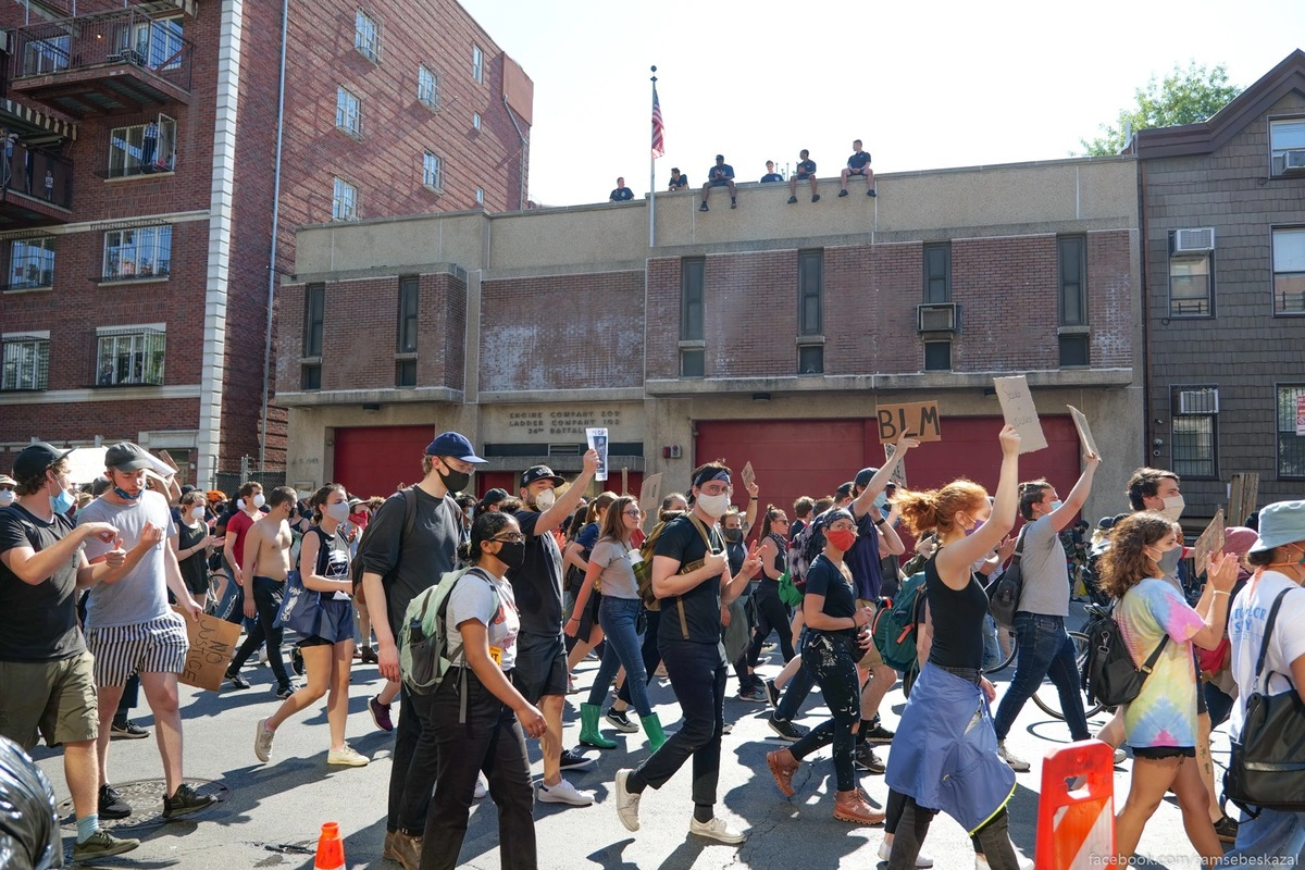 5. Манифестанты аплодируют пожарным сидящим на крыше пожарной части