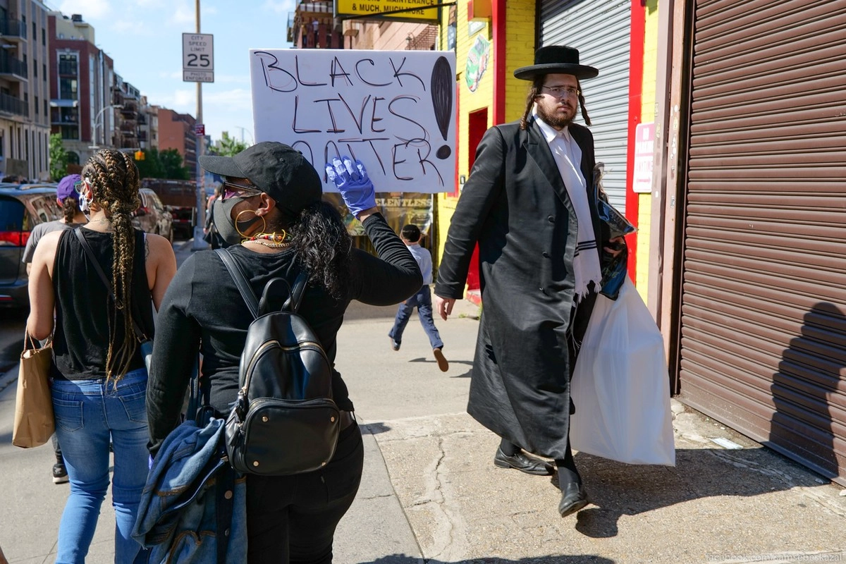 7. Народ смотрит на все происходящее испуганно и настороженно.