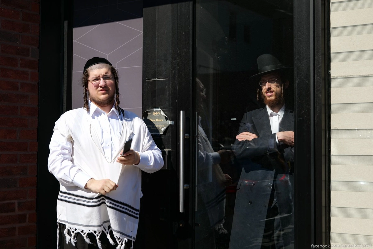 8. Кто-то снимает на телефон.