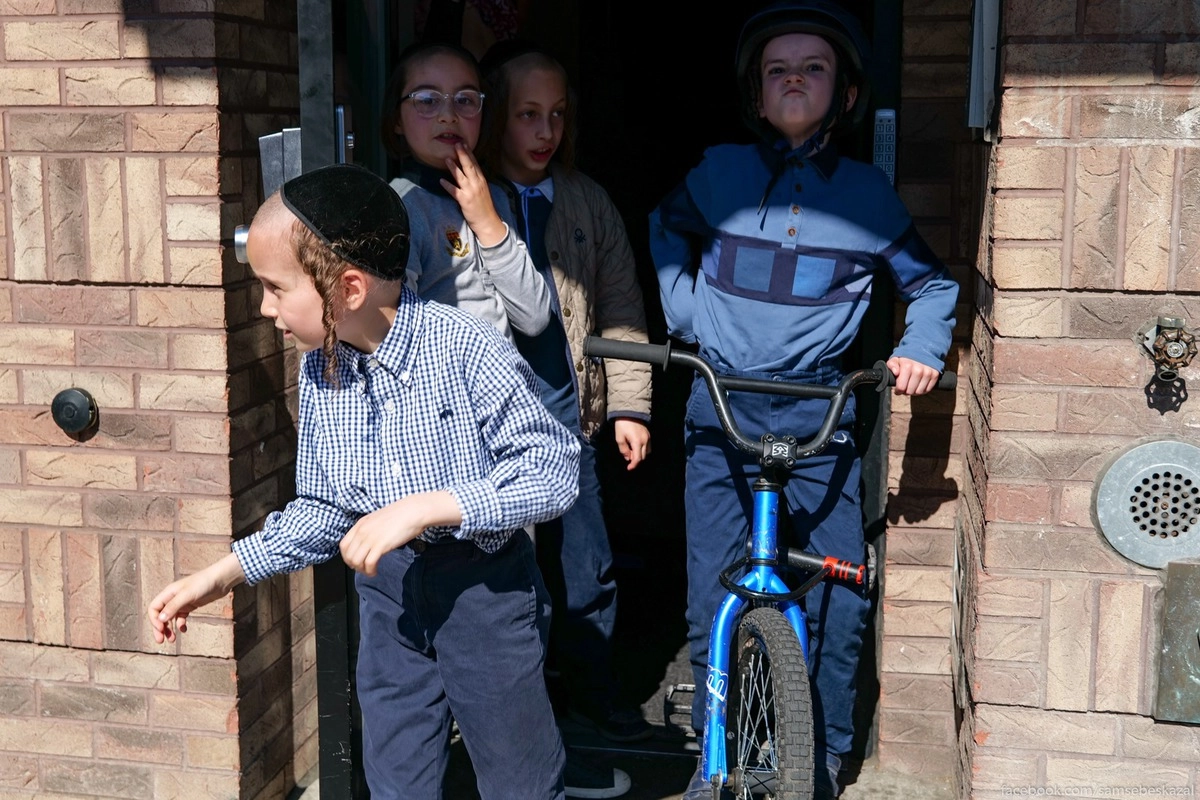 9. Зато детям весело. Какая-никакая, а движуха за окном.