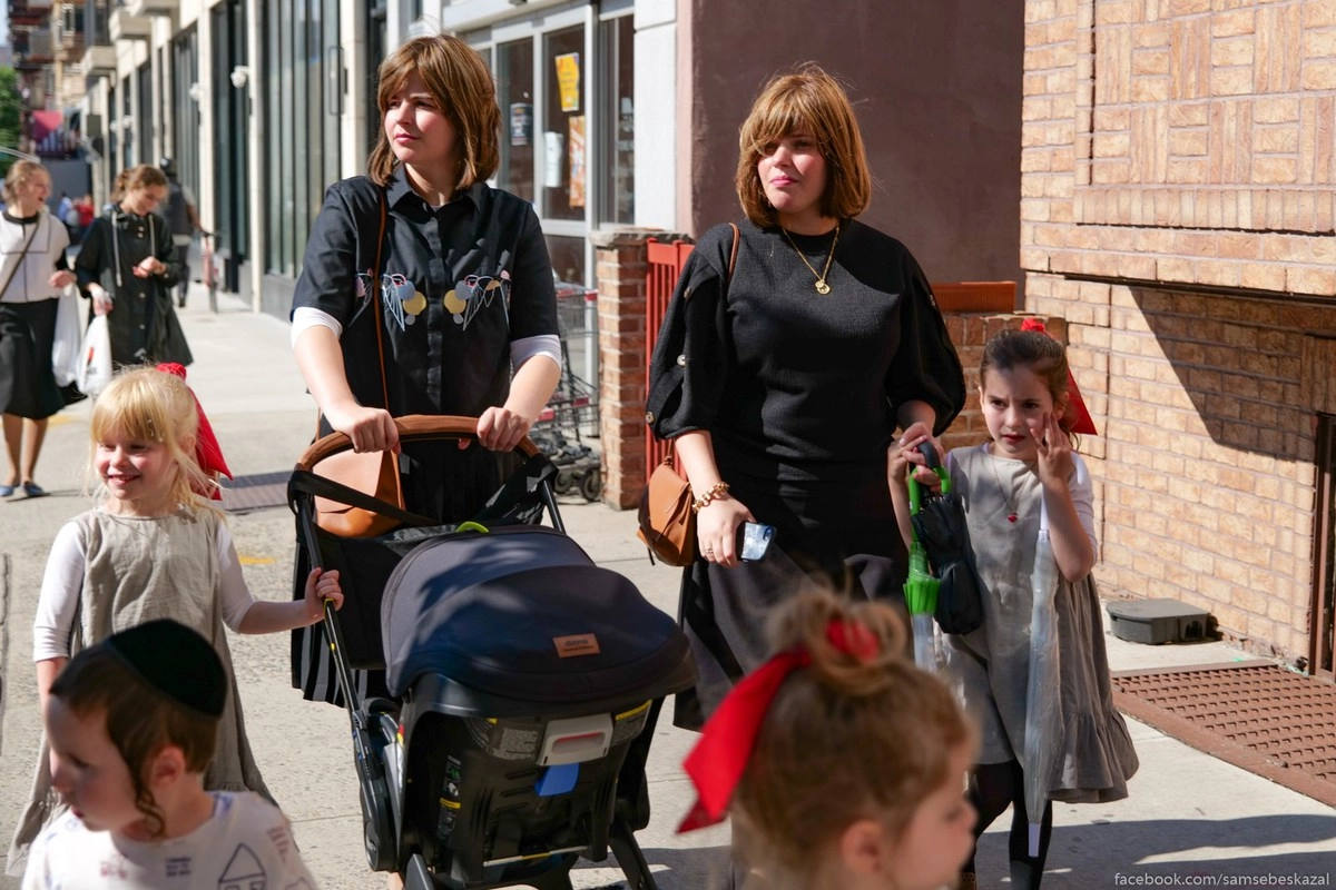 11. Девушки идущие в колонне и стоящие на тротуаре примерно одного возраста, но насколько разная у них жизнь.