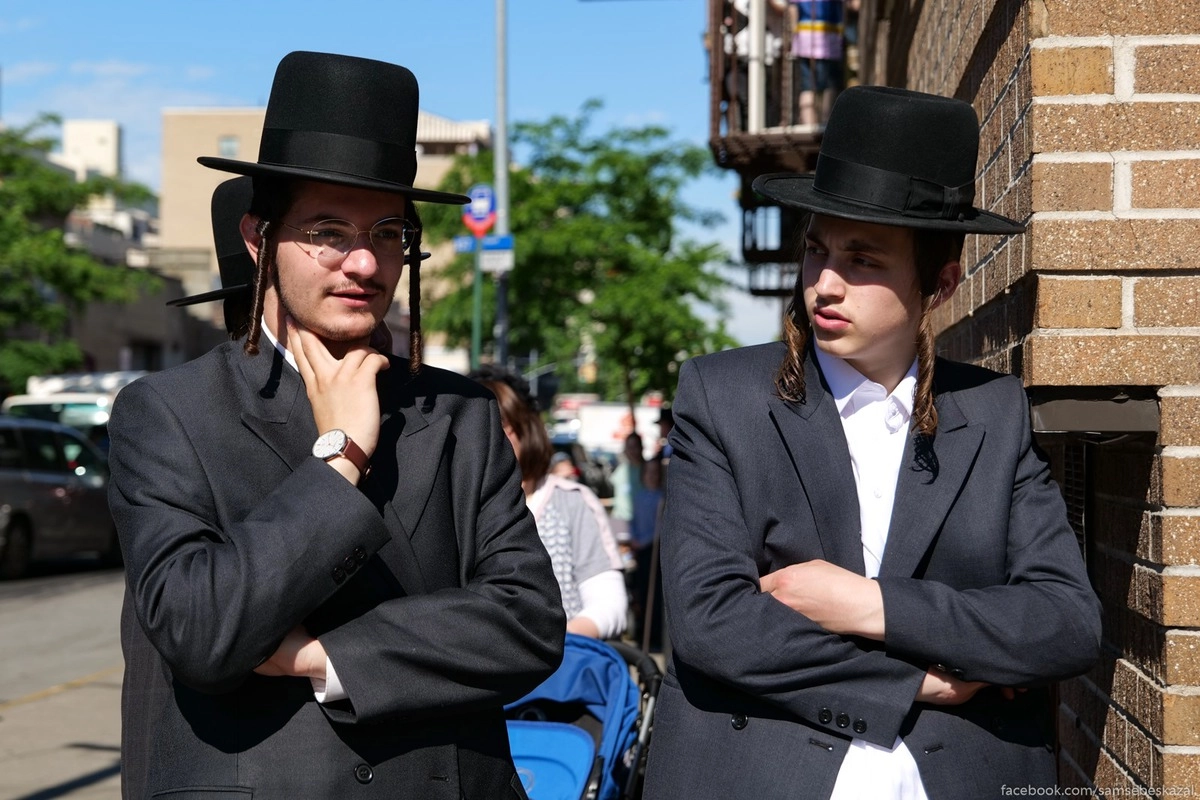 12. Один мир смотрит на другой.