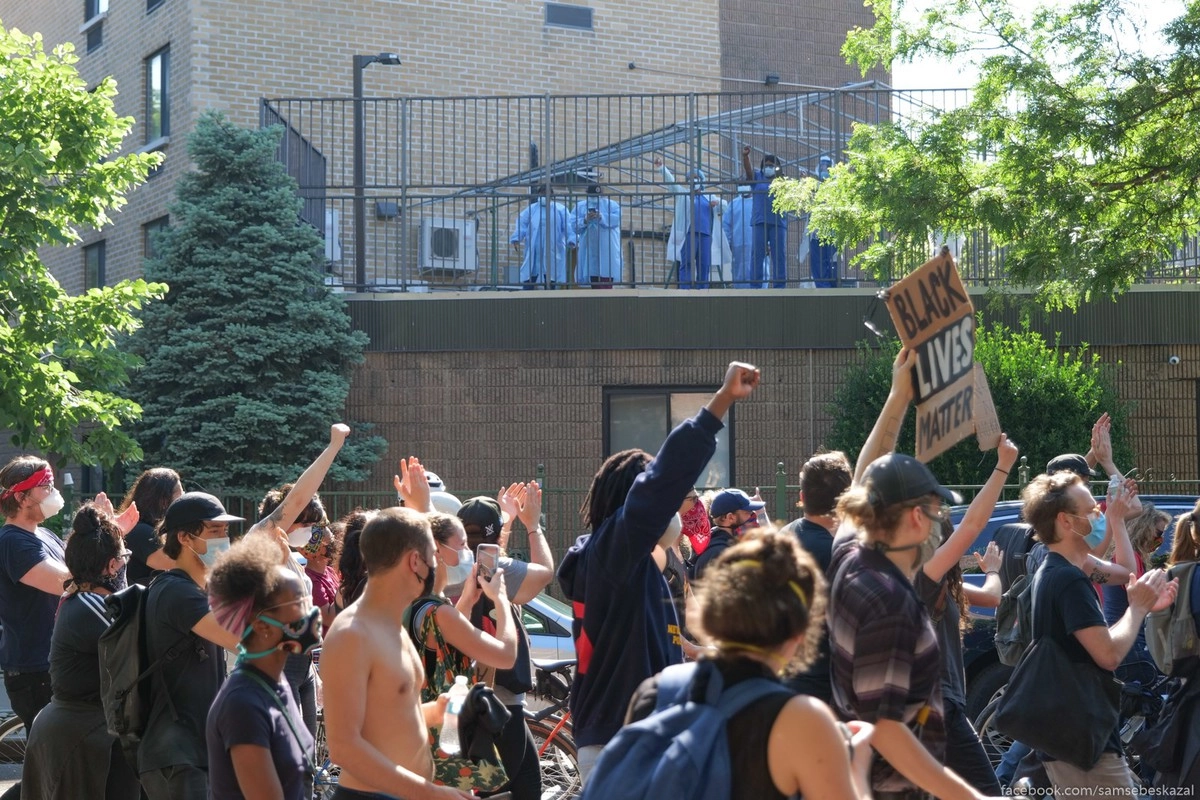 13. Проходят аплодируя мимо дома престарелых откуда вышли работницы.