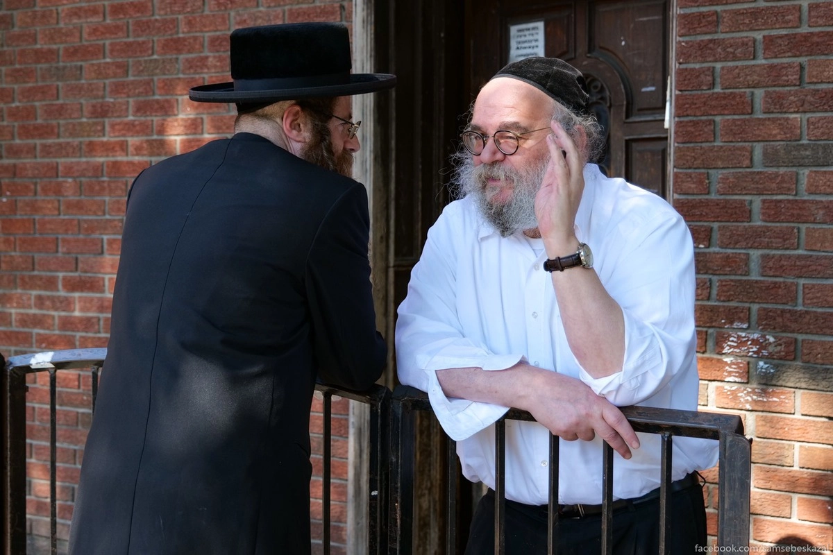 14. Местные обсуждают происходящее.